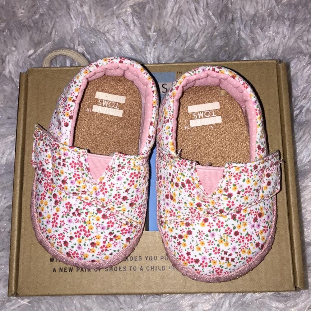 NEW toms Pink Canvas Ditsy Floral Baby Shoe Size 2